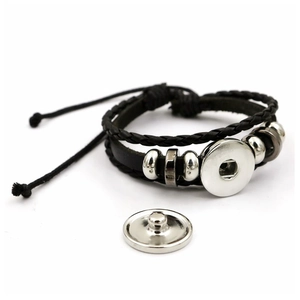 Détail du bracelet en cuir à bouton-pression montrant l'élément de fixation en métal DIY