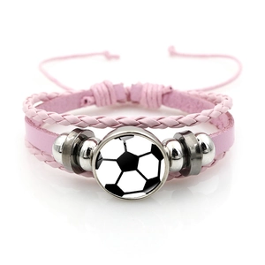 Bracelet multicouche en cuir rose avec motif football et perles en métal poli