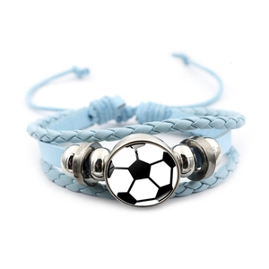 Bracelet multicouche en cuir tressé bleu clair avec motif football et cordon réglable