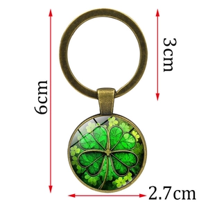 Porte-clés trèfle à quatre feuilles avec cadre métallique vert et hauteur de 6 cm