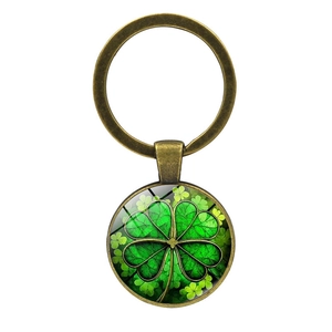 Porte-clés trèfle à quatre feuilles en alliage de bronze avec pendentif en verre vert sur blanc