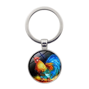 Porte-clés artistique avec peinture à l'huile de coq et dôme en verre sur fond blanc