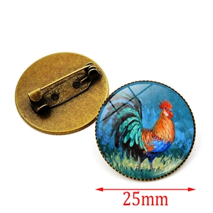Detailed view of vintage rooster glass brooch with 25mm diameter bronze alloy base