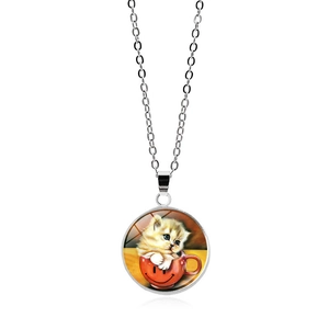 Détail du collier argenté avec pendentif rond en verre orné d'un motif de chaton mignon