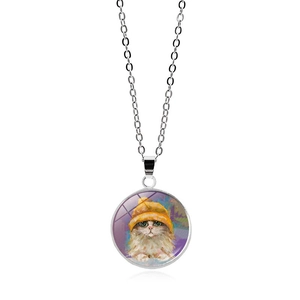 Détail du collier à pendentif rond avec illustration de chat mignon et chaîne argentée