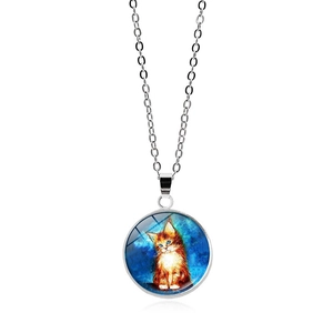 Gros plan du pendentif cabochon en verre avec chat sur une chaîne argentée