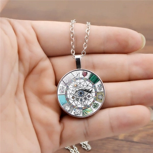 Zilveren boze oog amulet ketting met olifant- en klavermotieven op ronde hanger