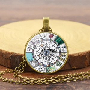 Detail van vintage bronzen ketting met hamsa hand en diverse gelukssymbolen design