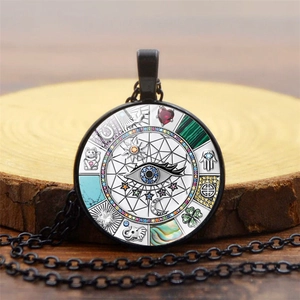 Detail van de boze oog amulet ketting met gelukssymbolen op houten ondergrond