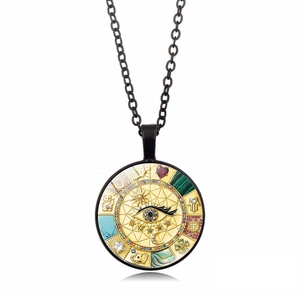 Detailopname van ronde vintage hanger met Evil Eye en Hamsa hand in goudkleurige afwerking