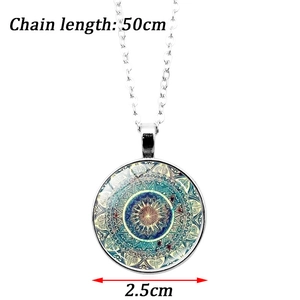 Détail macro du collier cabochon en verre Mandala avec spécifications de longueur 50cm