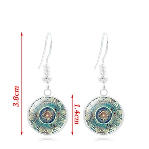Détail de boucles d'oreilles mandala en argent de 3,8 cm de long et 1,4 cm de diamètre
