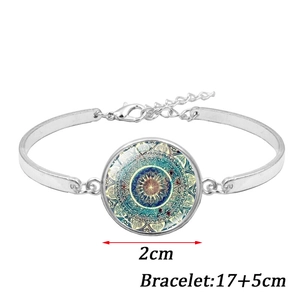Vue détaillée du bracelet mandala bohème argenté avec pendentif de 2 cm et chaîne réglable