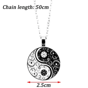Collier Yin Yang argenté avec motif floral, pendentif de 2,5 cm et chaîne de 50 cm