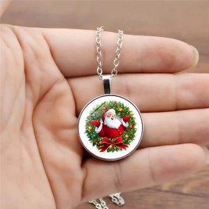 Detalle del collar de Papá Noel sostenido en la mano para mostrar el tamaño real y la escala