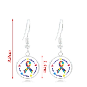 Boucles d'oreilles argentées avec ruban puzzle pour l'autisme et texte de soutien