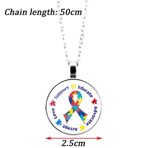 Collier autisme en argent avec ruban puzzle coloré et messages de soutien positifs