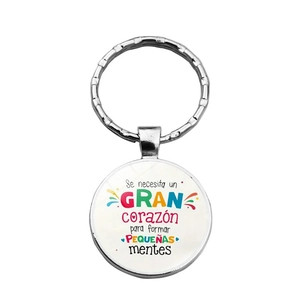 Porte-clés cadeau enseignant en argent avec citation espagnole sur fond blanc pur