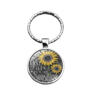 Gros plan du porte-clés dôme en verre tournesol avec message You are my Sunshine