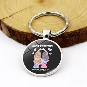 Porte-clés argenté Best Friends Forever avec illustration de deux filles sur fond bois