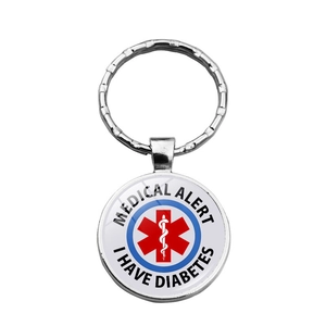Détail du porte-clés d'alerte médicale avec l'étoile de la vie et mention diabète