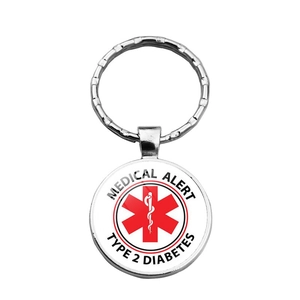 Gros plan du symbole médical Star of Life avec texte Diabète Type 2 sur porte-clés argent