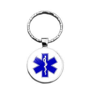 Détail macro du porte-clés d'alerte médicale pour diabétique avec symbole Star of Life