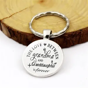 Porte-clés avec citation d'amitié grand-mère et petite-fille sur bois rustique