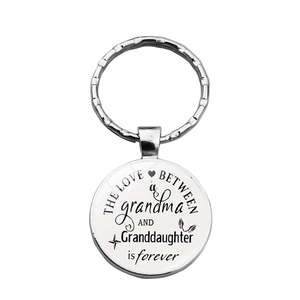 Porte-clés en argent poli avec gravure de l'amour entre une grand-mère et sa petite-fille