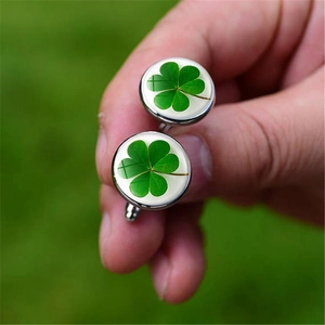 Boutons de manchette trèfle à quatre feuilles pour homme sur fond d'herbe naturelle