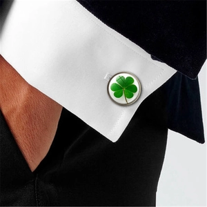 Boutons de manchette trèfle à quatre feuilles pour homme sur une chemise blanche