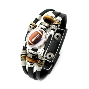Macro-opname van meerlaagse lederen armband met American football thema van glas