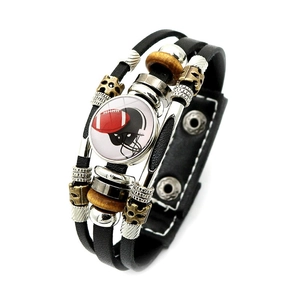 Detail van meerlaagse lederen armband met American football glaskraal en metalen sluiting