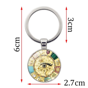 Porte-clés amulette magique avec symboles chance soleil lune et œil de la providence