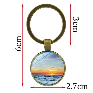 Porte-clés vintage en bronze avec dôme en verre coucher de soleil sur la plage de 6cm