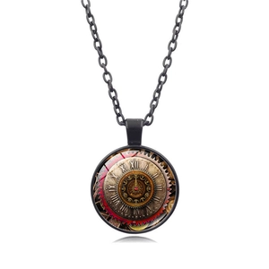 Vue détaillée du pendentif steampunk avec engrenages mécaniques et chiffres romains