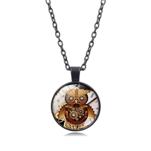 Détail du pendentif chouette steampunk avec engrenages mécaniques et motifs horloge