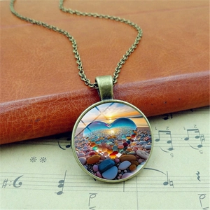 Collana vintage in bronzo con ciondolo a cuore tramonto su carta musicale