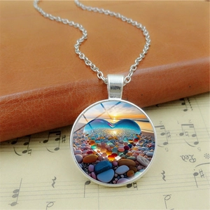 Collana con ciondolo a cuore in vetro cabochon tramonto su spartito musicale vintage