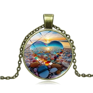 Collana vintage in bronzo con ciondolo a cuore tramonto sulla spiaggia su bianco