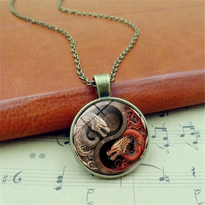 Collier vintage bronze Yin Yang avec dragon sur fond de partition de musique ancienne