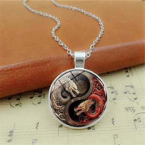 Collier avec pendentif cabochon en verre dragon Yin Yang sur fond de partition rétro