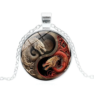 Collier avec pendentif Yin Yang Dragon en argent et cabochon verre sur fond blanc