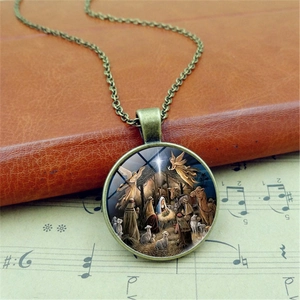 Collier vintage en bronze avec pendentif dôme en verre scène de la nativité sur partition