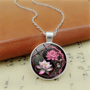 Vintage Silberne Lotus-Halskette mit Yin-Yang-Blumenanhänger auf Retro-Musikblatt