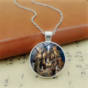 Collier avec pendentif scène de la nativité sur partition de musique et cuir vintage