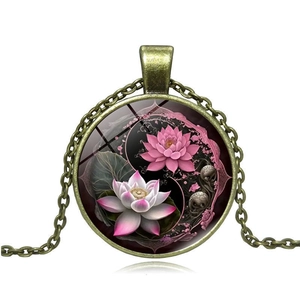 Vintage Bronze Halskette mit Yin Yang Lotus Glasanhänger auf weißem Hintergrund