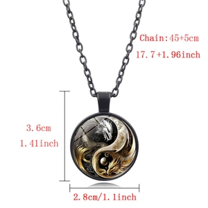 Detailansicht des Yin Yang Drachen Glasanhängers mit Maßen von 2,8 cm mal 3,6 cm