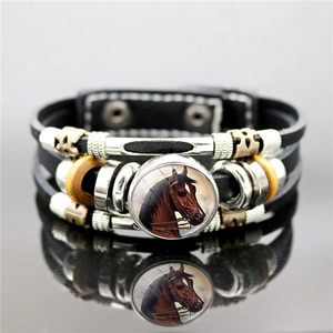 Détail du bracelet multi-rangs en cuir noir avec cabochon en verre motif cheval