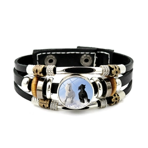 Détail d'un bracelet multicouche en cuir noir avec pendentif chevaux et perles de bois